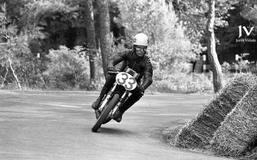 Eduard Carol (Montesa 175). Pujada a Sant Feliu de Codines 1969 / Foto: Jordi Viñals